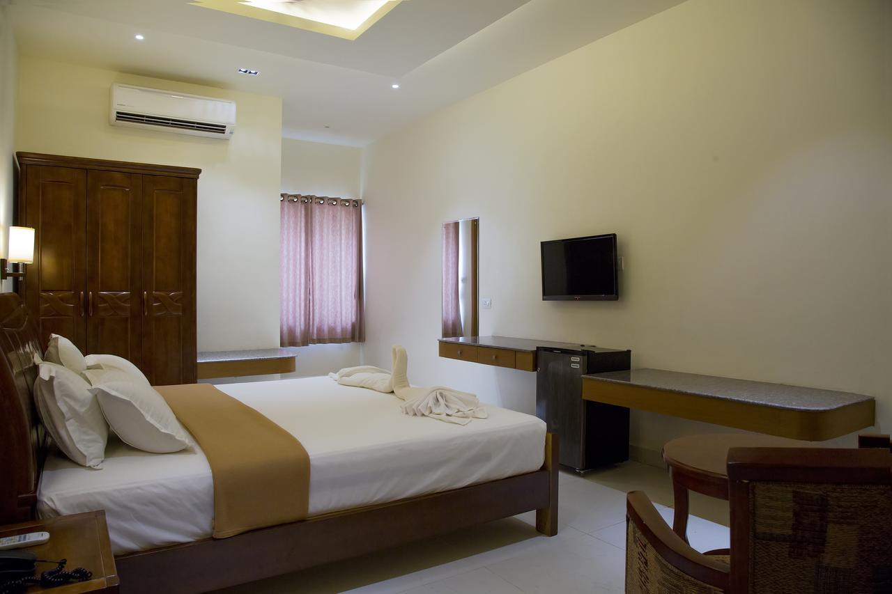 The Grand White Palace Hotel Mayiladuthurai Bagian luar foto