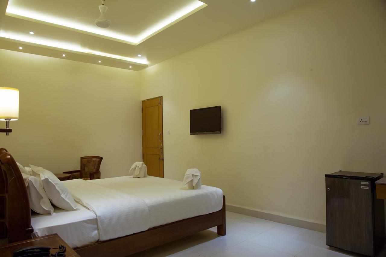 The Grand White Palace Hotel Mayiladuthurai Bagian luar foto